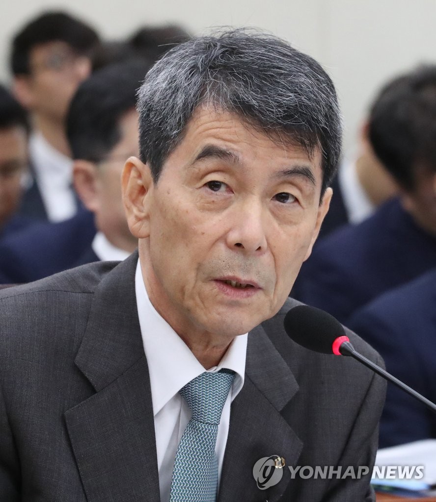 This file photo shows Korea Development Bank Chairman Lee Dong-gull at the National Assembly on Oct. 14, 2019. Lee secured a second term in office at the policy lender on Sept. 10, 2020. (Yonhap)