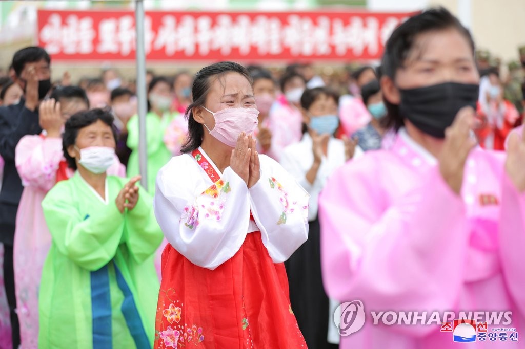 새집 입주 앞두고 눈물 흘리는 북한 강북리 주민들