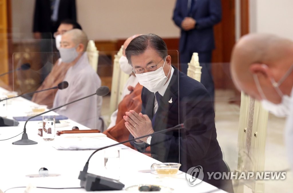 (LEAD) Moon says Korea peace possible without giving up hope for dialogue