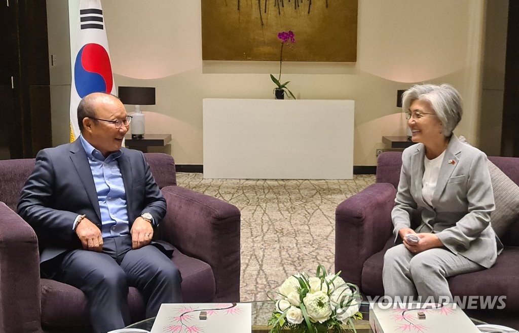 Foreign Minister Kang Kyung-wha (R) meets Park Hang-seo, the South Korean head coach of the Vietnamese men's national football team, in Hanoi on Sept. 18, 2020, during her visit aimed at promoting cooperation between the two countries in coronavirus responses and regional issues. (Yonhap)