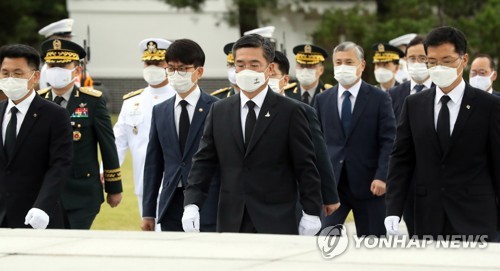 국군의날 맞아 현충원 참배하는 서욱 장관