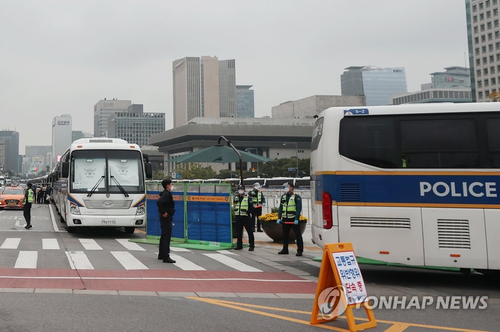 This photo, taken on Oct. 3, 2020, shows police buses parked along streets around Gwanghwamun Square in central Seoul to deter illegal rallies. (Yonhap)