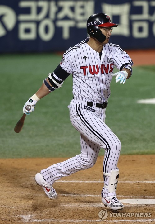 Yong-Taik Park, KBO's all-time hit king, enjoys his retirement ceremony  with the LG Twins : r/baseball