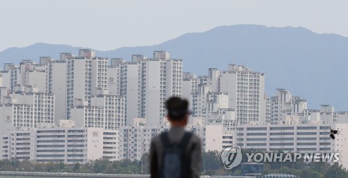 서울 잠실한강공원 일대에서 바라본 아파트 단지의 모습. [연합뉴스 자료사진]