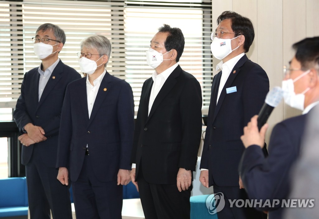 Prime Minister Chung Sye-kyun (3rd from L) listens to a briefing on artificial intelligence chips at the Gyeonggi Business Growth Center in Seongnam, south of Seoul, on Oct. 12, 2020. (Yonhap)