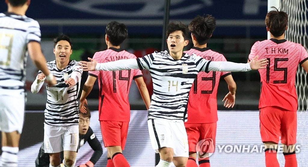 Lee Dong-gyeong (C) of the South Korean men's senior national football team celebrates his goal against the under-23 national team during their exhibition match at Goyang Stadium in Goyang, Gyeonggi Province, on Oct. 12, 2020. (Yonhap)