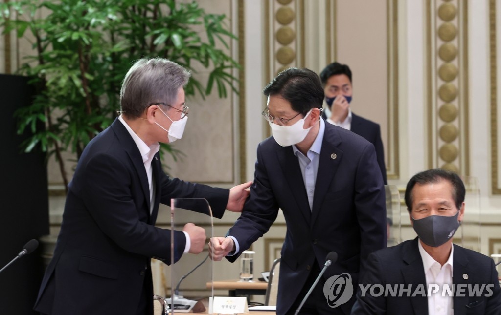 Gyeonggi Gov. Lee Jae-myung (L) fist bumps South Gyeongsang Gov. Kim Kyoung-soo ahead of a New Deal strategy session at Cheong Wa Dae in Seoul on Oct. 13, 2020. (Yonhap)