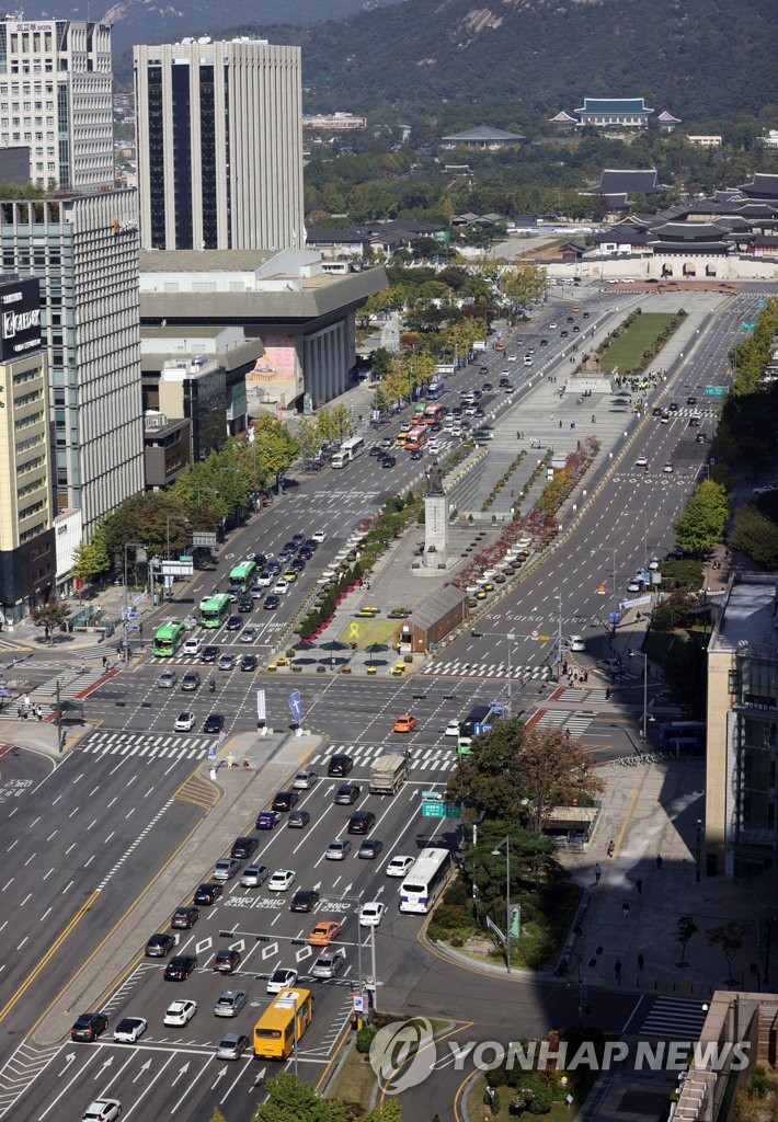 This file photo shows Gwanghwamun Square in Seoul on Oct. 17, 2020. (Yonhap)
