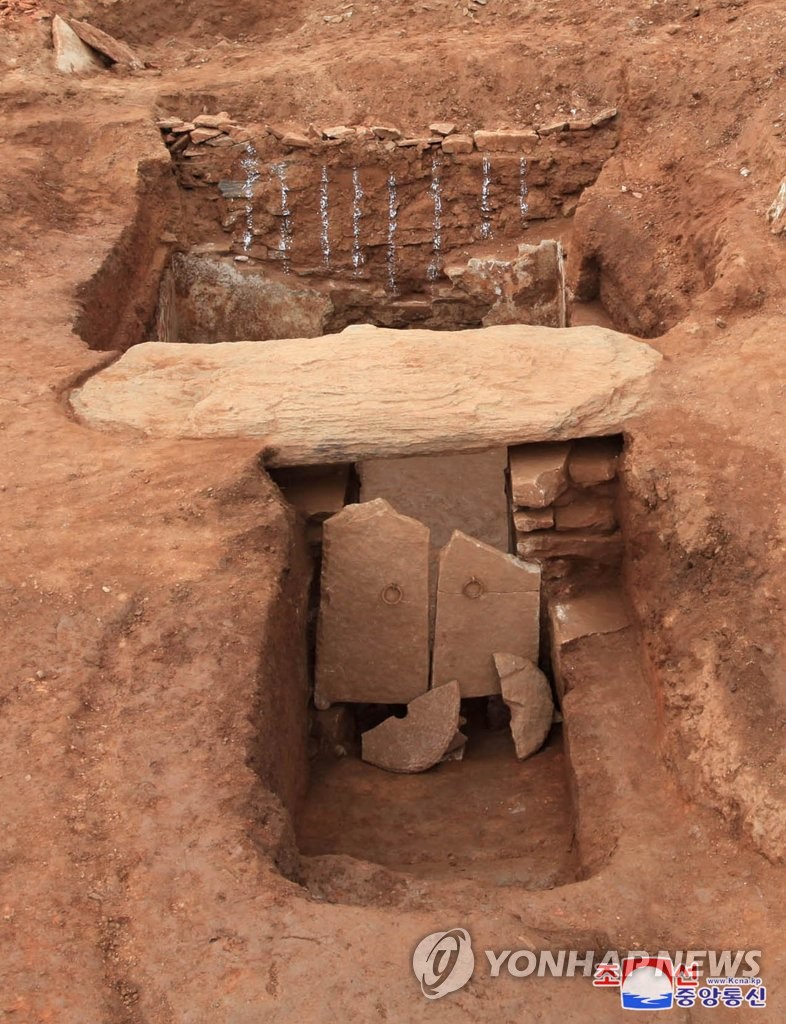 북한, '외칸돌칸흙무덤' 형식 고구려벽화무덤 발굴