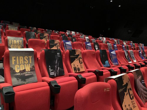 招待作品の上映館では、新型コロナウイルスの感染防止のため、観客が座席の間隔を空けて座るようになっている＝２０日、釜山（聯合ニュース）