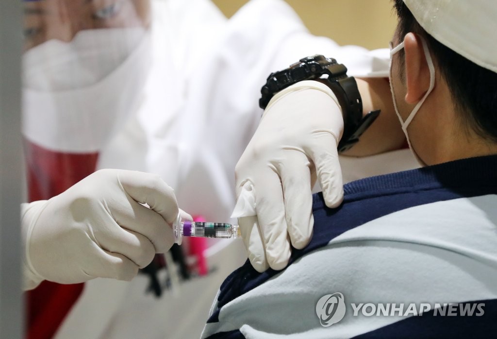 Une personne se fait vacciner contre la grippe saisonnière dans un centre médical situé dans le quartier de Gangseo, dans l'ouest de Séoul, le vendredi 23 octobre 2020. 