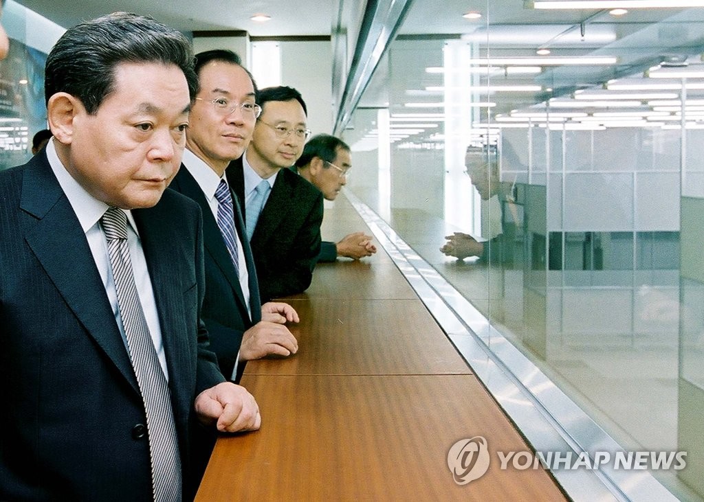 This file photo taken Oct. 10, 2003, shows Samsung Electronics Co. Chairman Lee Kun-hee looking around a memory chip research facility at the company's factory in Hwaseong, Gyeonggi Province. Lee died at a hospital in Seoul on Oct. 25, 2020, at age 78. (Yonhap)