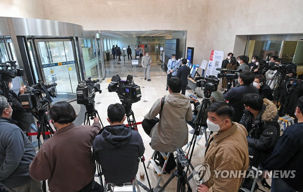 The file photo taken Oct. 25, 2020, shows the Seoul Medical Center in southern Seoul crowded with reporters covering the death of Samsung Chairman Lee Kun-hee. (Yonhap) 