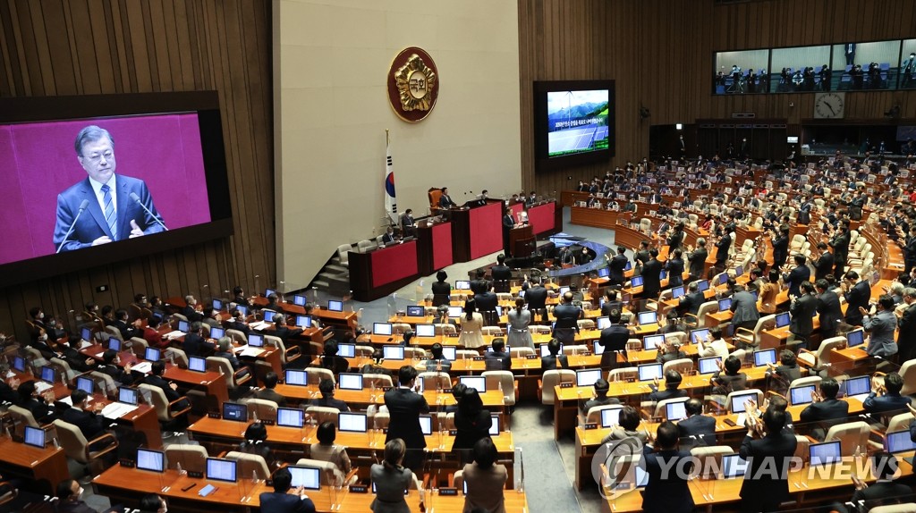 Le président Moon Jae-in prononce un discours sur le plan budgétaire de son administration pour l'année prochaine à l'Assemblée nationale à Séoul, le mercredi 28 octobre 2020.