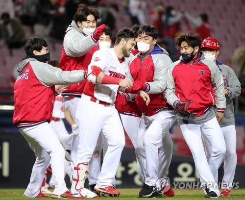 Former Astros OF Preston Tucker mashing in Korean Baseball