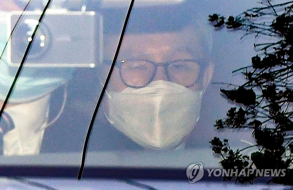 This file photo shows former President Lee Myung-bak leaving his house in Seoul on Nov. 2, 2020, heading for the Seoul Central Prosecutors Office. (Yonhap)