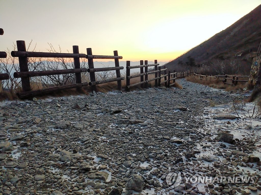 This photo, provided by the Mount Seorak Office, shows the first snow of the season that fell on the mountain on Nov. 3, 2020. (PHOTO NOT FOR SALE) (Yonhap)