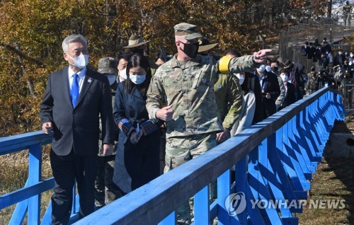 판문점 견학 재개…회담장 그대로지만 도보다리는 "가라앉는 중"