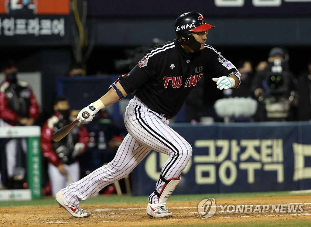 Park Yong-taik of the LG Twins grounds out to second base against the Doosan Bears during the top of the fifth inning of Game 1 of the Korea Baseball Organization first-round playoff series at Jamsil Baseball Stadium in Seoul on Nov. 4, 2020. (Yonhap)