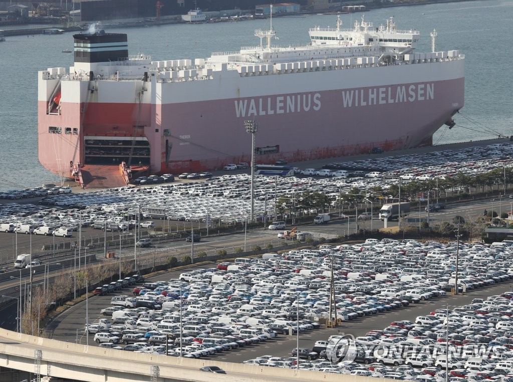This photo, taken on Nov. 5, 2020, shows cars produced by Hyundai Motor Co. to be shipped for export on a dock in Ulsan, 414 kilometers southeast of Seoul. (Yonhap)