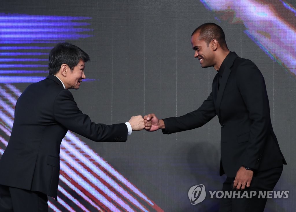 In this file photo from Nov. 5, 2020, Korea Football Association President Chung Mong-gyu (L) bumps fists with Junior Negrao of Ulsan Hyundai FC during the K League 1 Awards ceremony in Seoul. (Yonhap)