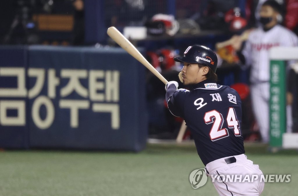 Oh Jae-won of the Doosan Bears hits an RBI double against the LG Twins in the top of the second inning of Game 2 of the Korea Baseball Organization first-round postseason series at Jamsil Baseball Stadium in Seoul on Nov. 5, 2020. (Yonhap)