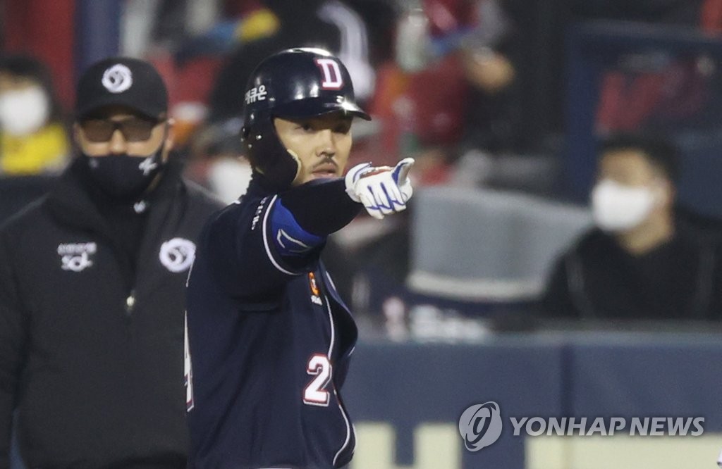 Oh Jae-won of the Doosan Bears points to his dugout after hitting an RBI single against the LG Twins in the top of the fourth inning of Game 2 of the Korea Baseball Organization first-round postseason series at Jamsil Baseball Stadium in Seoul on Nov. 5, 2020. (Yonhap)