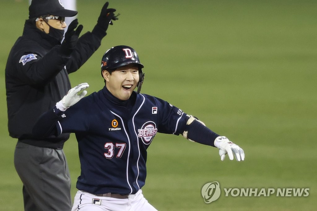 Park Kun-woo of the Doosan Bears celebrates his RBI single against the LG Twins in the top of the fourth inning of Game 2 of the Korea Baseball Organization first-round postseason series at Jamsil Baseball Stadium in Seoul on Nov. 5, 2020. (Yonhap)