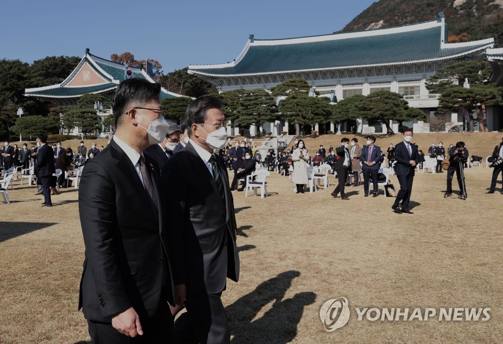 김현수 장관과 대화하는 문재인 대통령 | 연합뉴스