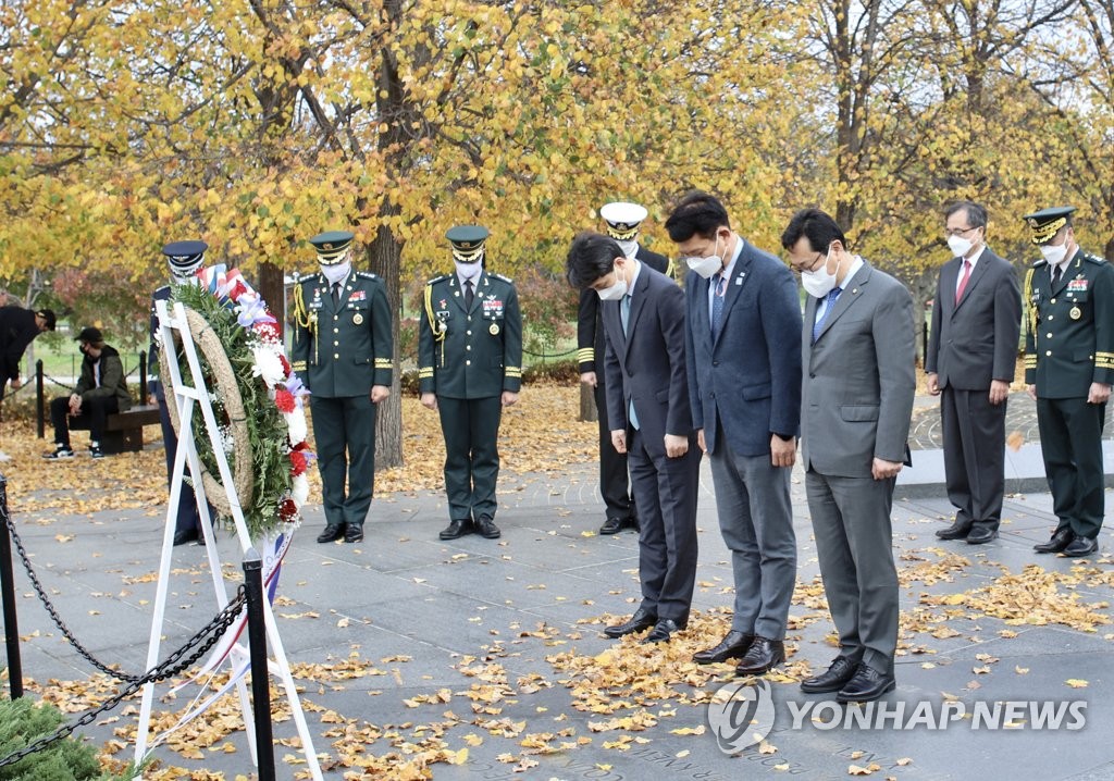 Lawmakers of South Korea's ruling Democratic Party -- (from L to R) Yun Kun-young, Song Young-kil and Kim Han-jung -- offer a silent prayer during a visit to the Korean War Veterans Memorial in Washington on Nov. 15, 2020, to pay tribute to American soldiers killed in action during the 1950-53 Korean War, in this photo released by the party. (PHOTO NOT FOR SALE) (Yonhap)