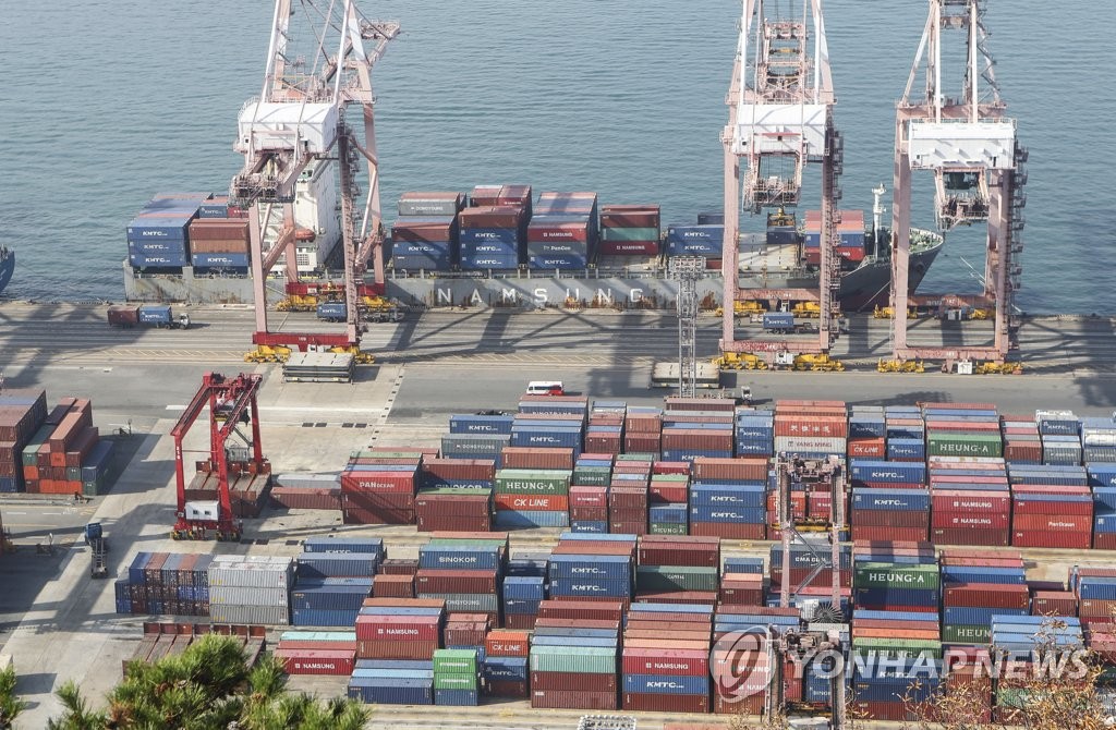 This photo, taken on Nov. 16, 2020, shows stacks of import-export cargo containers at South Korea's largest seaport in Busan, 450 kilometers southeast of Seoul. (Yonhap)