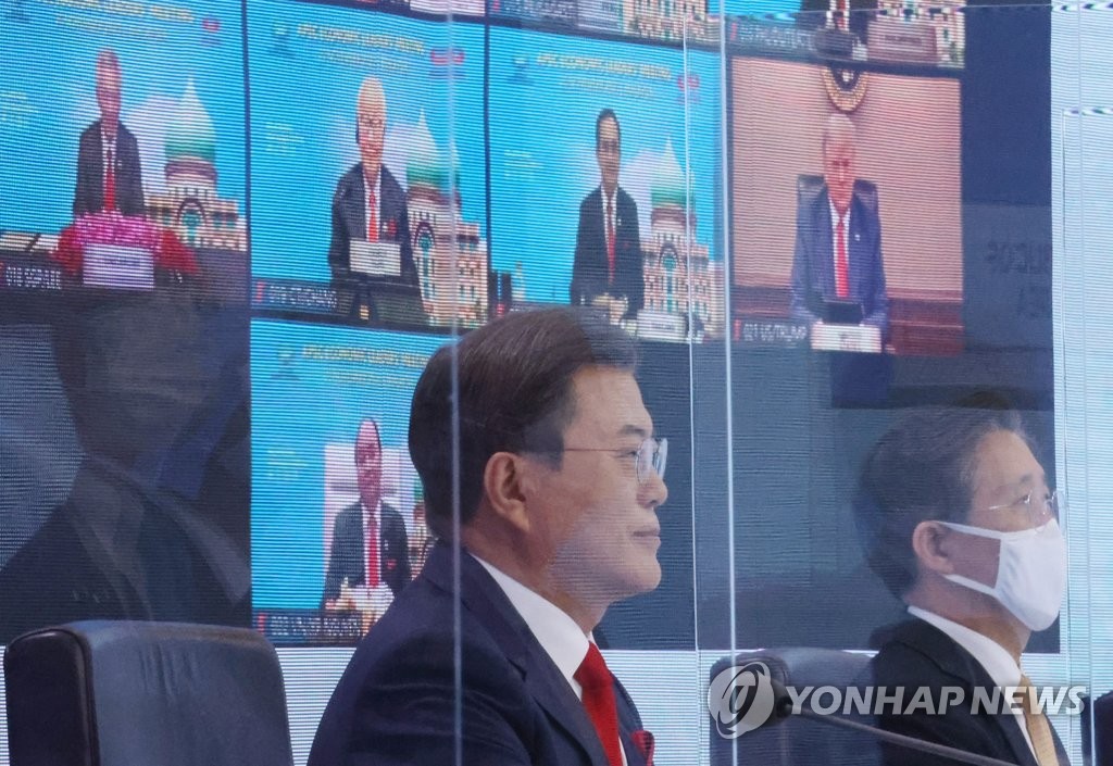 South Korean President Moon Jae-in (L) attends a virtual summit of the Asia-Pacific Economic Cooperation (APEC) member states at Cheong Wa Dae in Seoul on Nov. 20, 2020. (Yonhap)