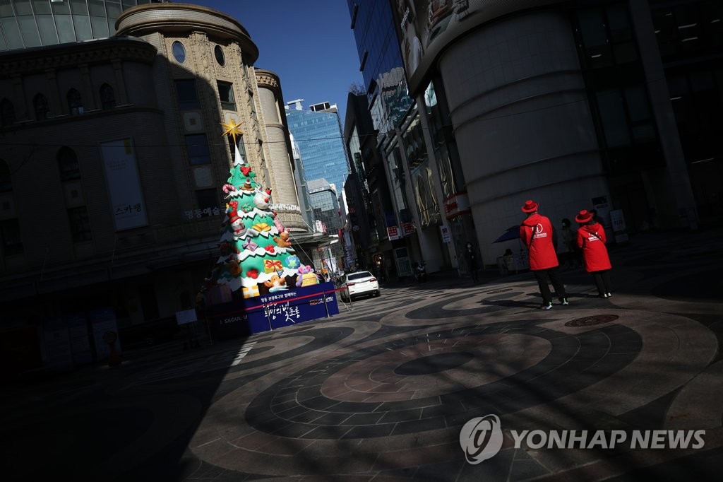 Myeongdong, a shopping district in Seoul typically packed with tourists, is quiet on Nov. 23, 2020. (Yonhap)