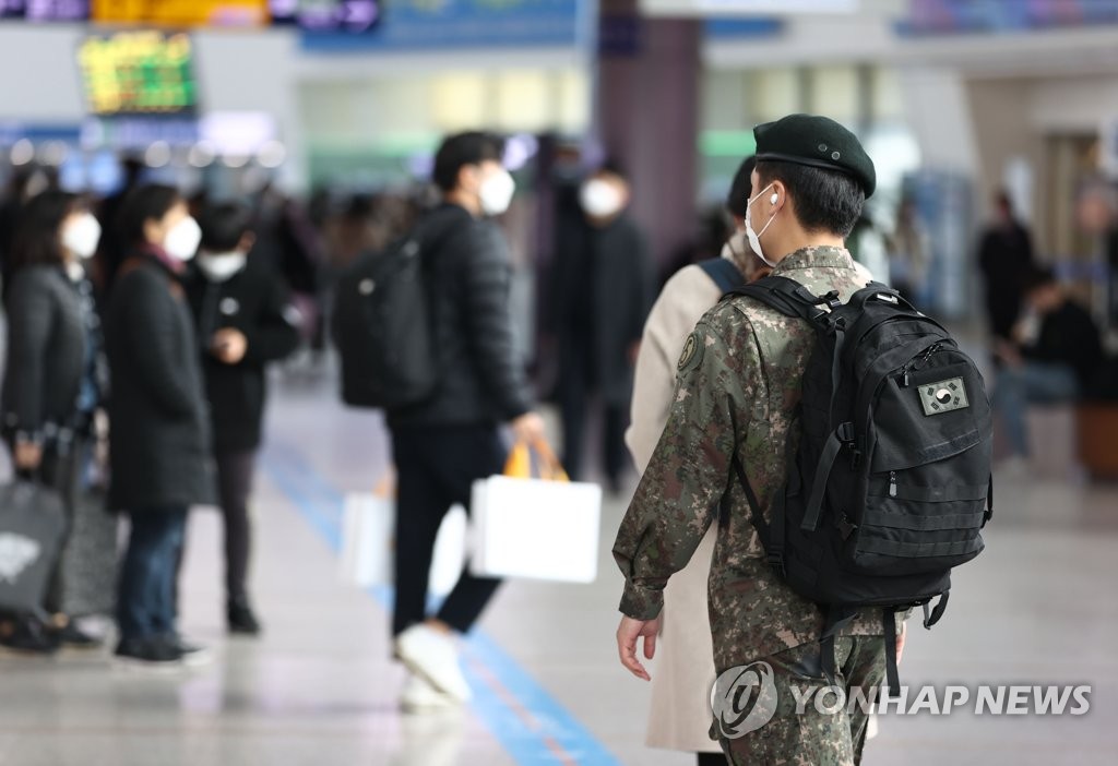 This photo, taken on Nov. 27, 2020, shows a soldier at Seoul Station in the capital city. (Yonhap)