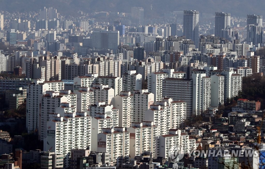 This photo, taken Dec. 3, 2020, shows apartment buildings in Seoul. (Yonhap)
