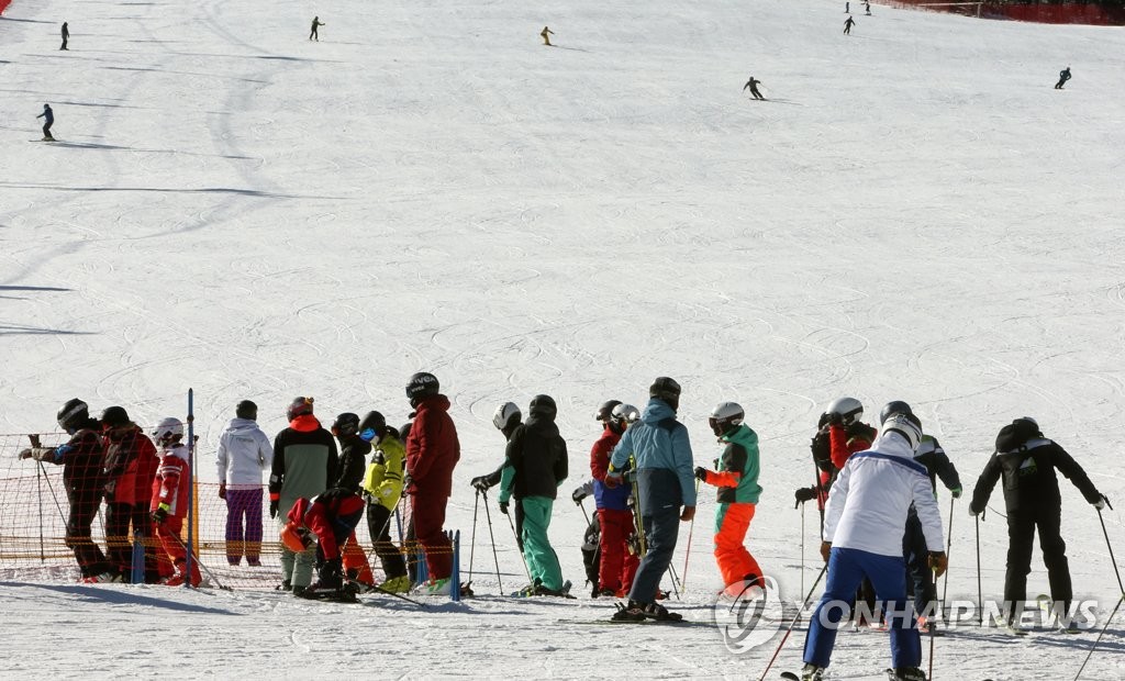 新型コロナウイルス対策として年末年始はスキー場などが休業となる（資料写真）＝（聯合ニュース）