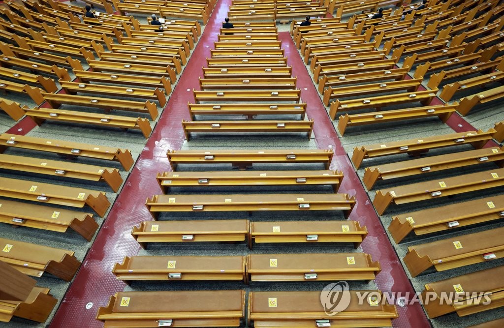 In this file photo, pews are nearly empty during a virtual Christmas service at Yoido Full Gospel Church in Seoul on Dec. 25, 2020. (Yonhap)