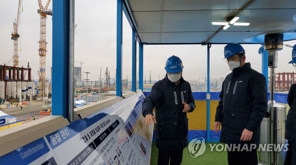 This photo provided by Samsung Electronics Co. on Jan. 4, 2021, shows Samsung Electronics Vice Chairman Lee Jae-yong (R) checking the construction site of the company's third chip manufacturing plant in Pyeongtaek, south of Seoul. (PHOTO NOT FOR SALE) (Yonhap)