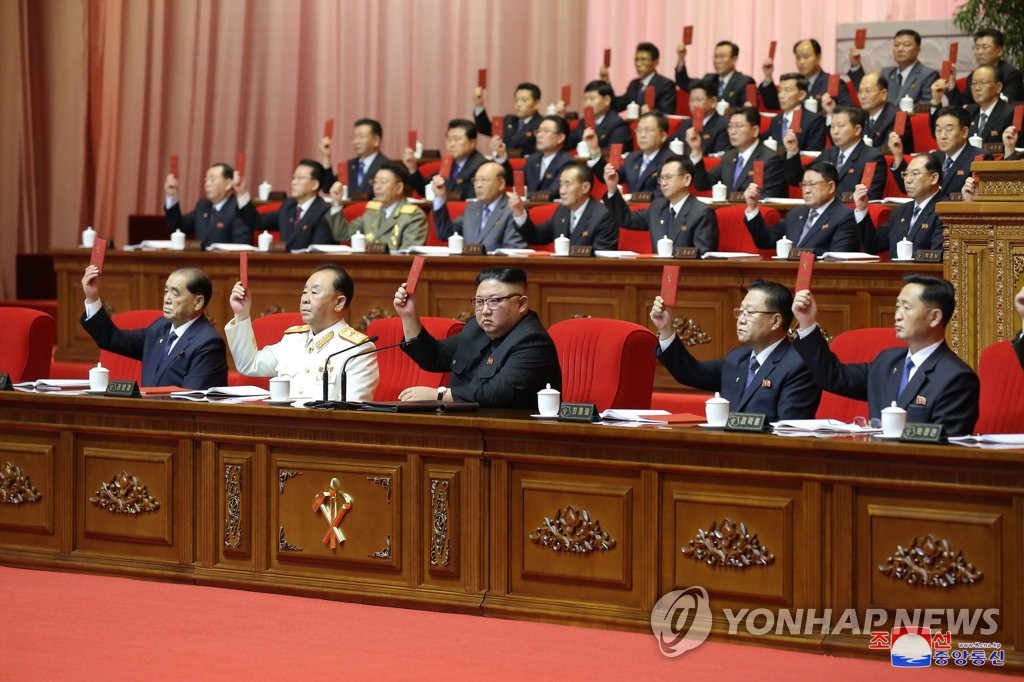 북한 노동당 대표증 들고 있는 김정은과 간부들