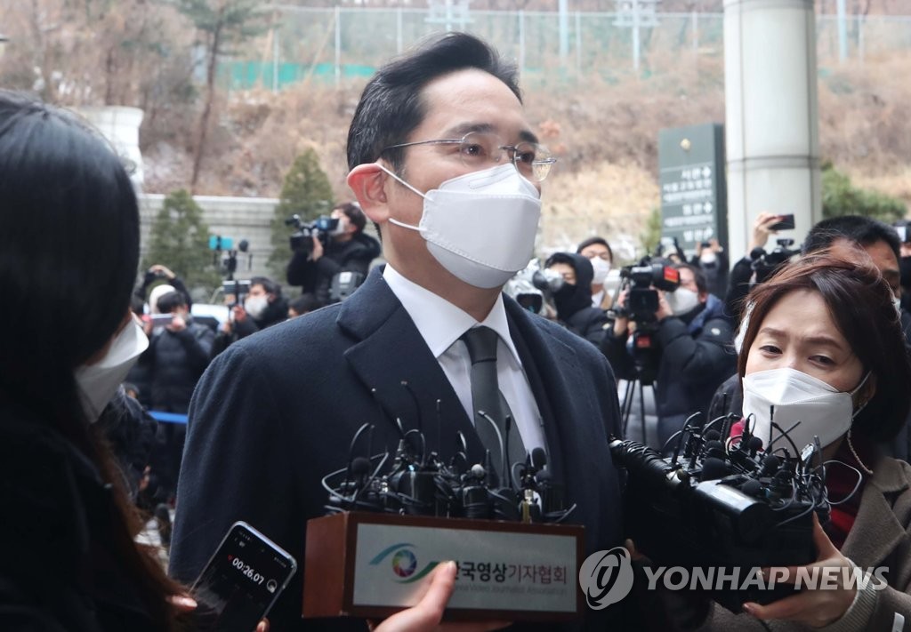 Samsung Electronics Co. Vice Chairman Lee Jae-yong is silent after arriving at the Seoul High Court on Jan. 18, 2021, to attend a sentencing hearing over his bribery scandal. (Yonhap)