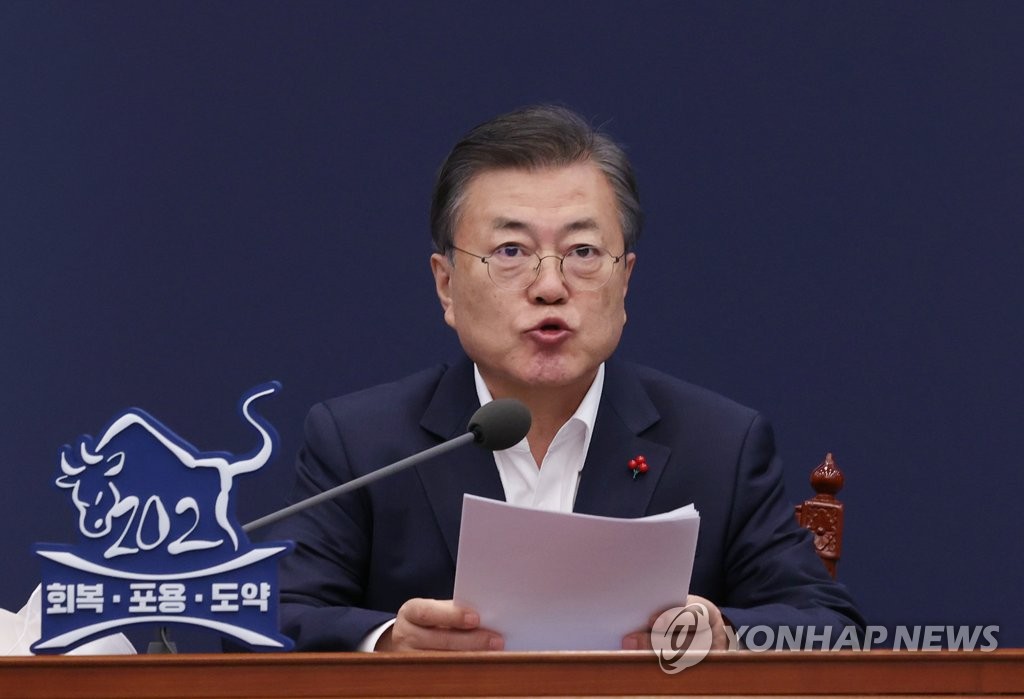 President Moon Jae-in makes his opening remarks during a Cheong Wa Dae session in Seoul to receive a report from health authorities on their new year's policy plans on Jan. 25, 2021. (Yonhap) 