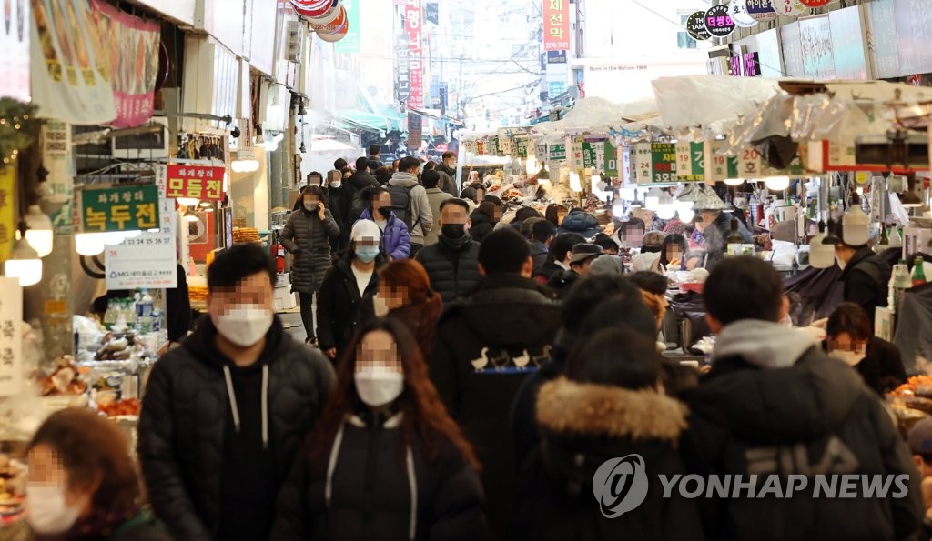 Citizens shop for groceries at a traditional market in central Seoul on Jan. 31, 2021. (Yonhap)