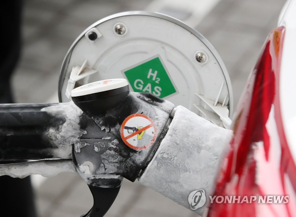 A fuel electric vehicle is charging at a hydrogen fueling station at the National Assembly in Seoul on Feb. 5, 2021. (Yonhap)