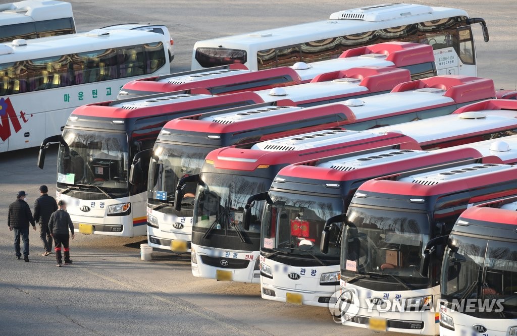 코로나19 직격탄 맞은 관광업계…멈춰선 전세버스