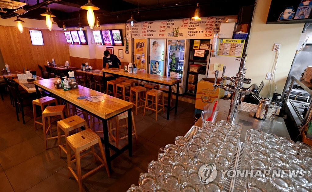 This Feb. 15, 2021, photo shows an empty restaurant in central Seoul amid the new coronavirus pandemic. (Yonhap) 
