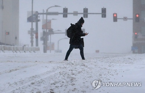 '겨울 폭풍'으로 폭설 내린 시내 걷는 미 미주리주 주민