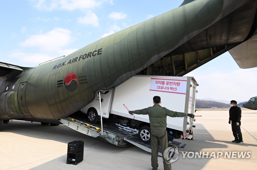 A truck carrying COVID-19 vaccines is loaded onto an Air Force airplane at Seoul Air Base in Seongnam, south of Seoul, on Feb. 19, 2021, before it flies to Jeju airport on South Korea's largest island of the same name in a mock drill. (Pool photo) (Yonhap) 