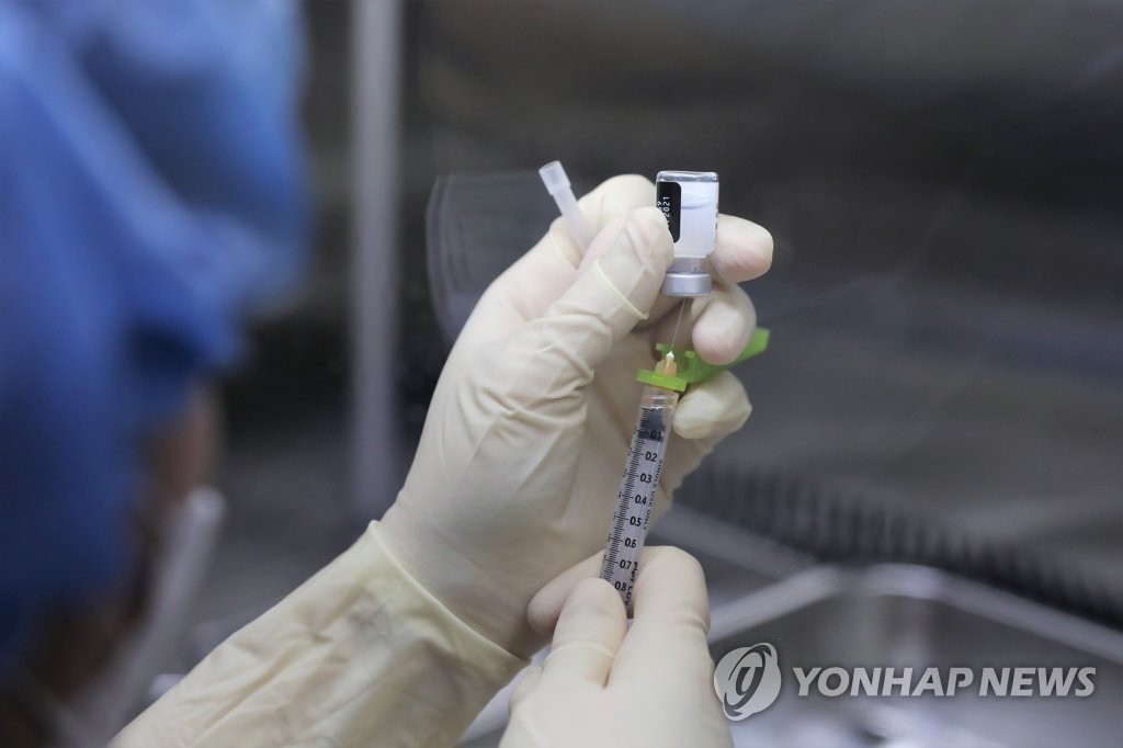 En la fotografía, tomada el 27 de febrero de 2021 por el cuerpo de prensa, un trabajador médico prepara la vacuna contra el COVID-19 de Pfizer en un hospital, en el centro de Seúl. (Prohibida su reventa y archivo)