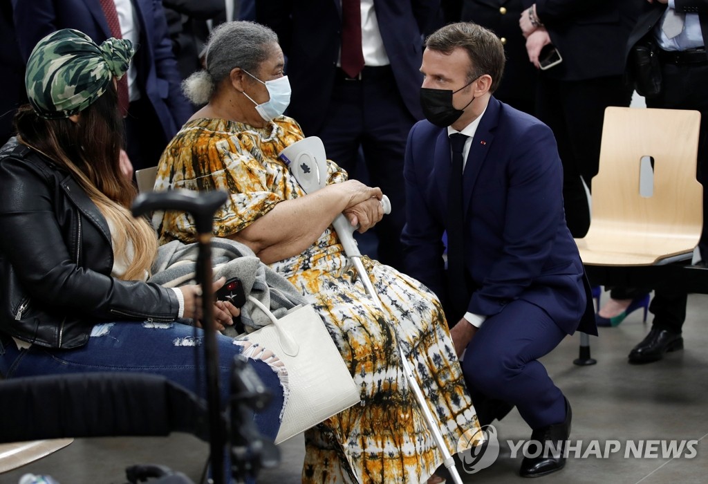 코로나19 백신 접종 센터 방문한 마크롱 프랑스 대통령