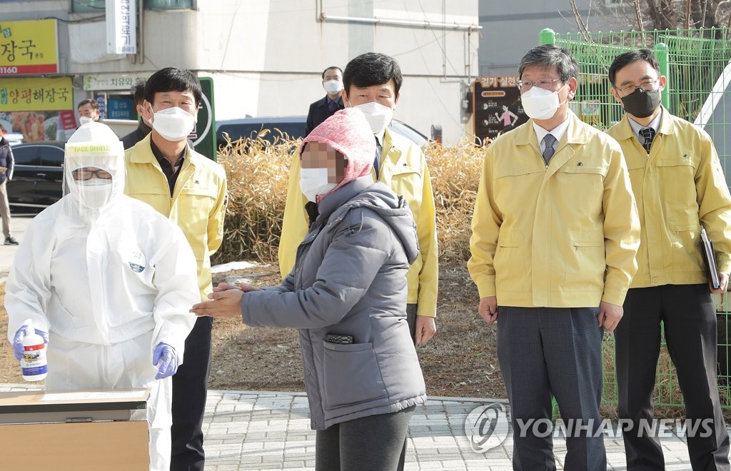 동두천 임시선별진료소 찾은 이용구 차관 | 연합뉴스